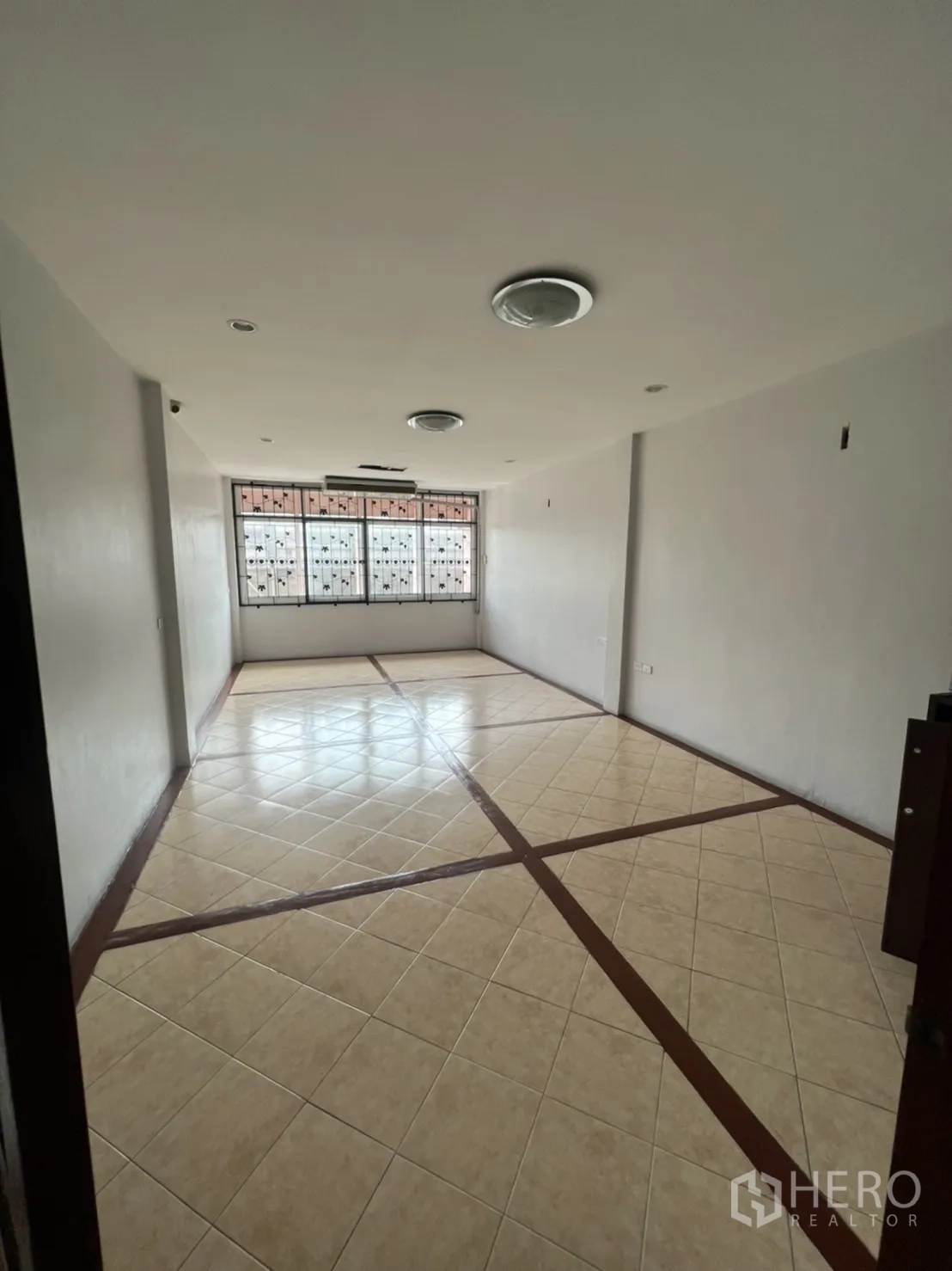 อาคารพาณิชย์ ให้เช่าในKhlong Toei, Bangkok - ห้องยาวแบบเปิดโล่ง พื้นกระเบื้องลายตารางและหน้าต่างกว้างสุดปลายห้อง