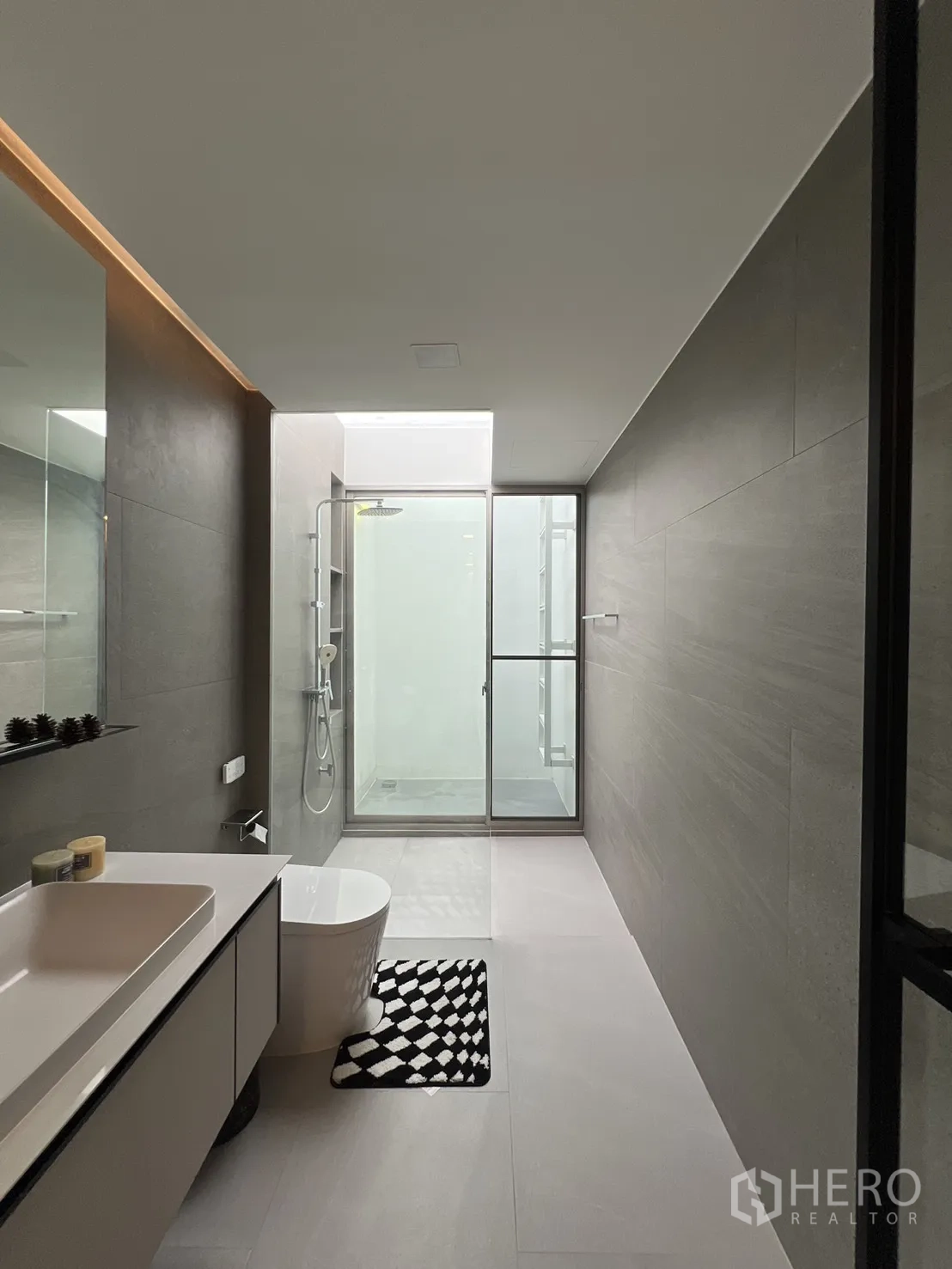 独立式住宅 出租在Saphan Sung, Bangkok - 夹层卧室，带阁楼与楼梯，下方梳妆区