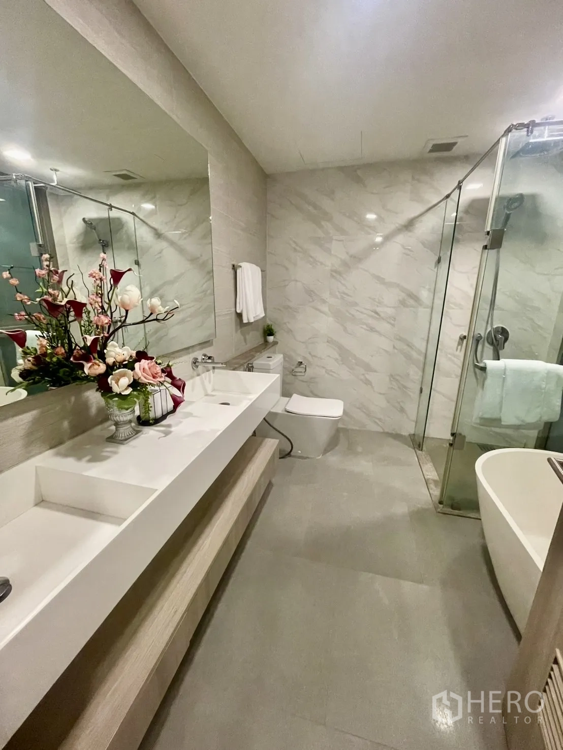 คอนโด ให้เช่าในWatthana, Bangkok - ห้องน้ำชาวเวอร์พร้อมอ่างล้างหน้าทรงสี่เหลี่ยมและกระจกผนัง