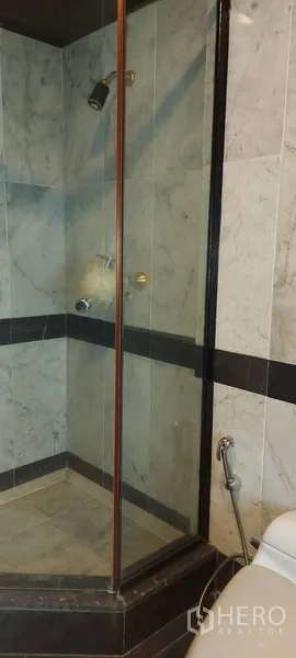 คอนโด ให้เช่าในSathon, Bangkok - ห้องน้ำพร้อมตู้กระจกอาบน้ำและผนังหินอ่อน