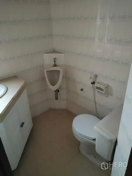 带办公室的家 出租在Pathum Wan, Bangkok - 带马桶、洗手台与小便器的卫生间