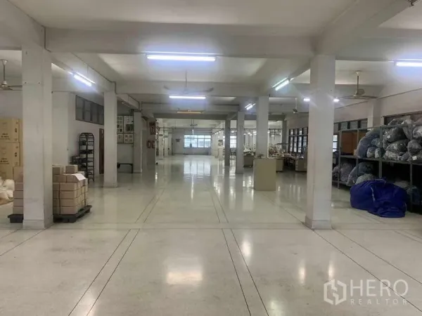 สำนักงาน ให้เช่าในKhlong San, Bangkok - ชั้นสำนักงานแบบโอเพ่นสเปซ กว้าง มีเสาค้ำ แสงไฟสว่าง พร้อมชั้นวางเก็บของ