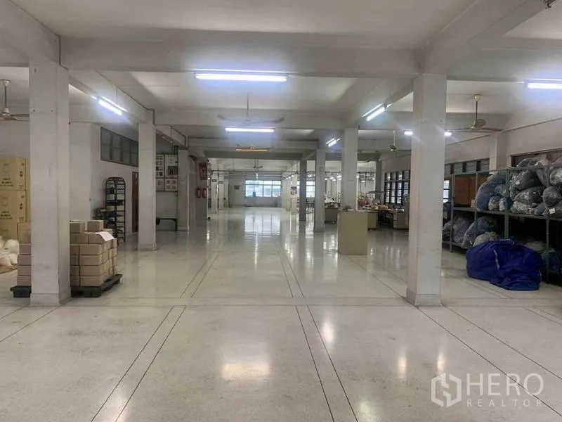 สำนักงาน ให้เช่าในKhlong San, Bangkok - ชั้นสำนักงานแบบโอเพ่นสเปซ กว้าง มีเสาค้ำ แสงไฟสว่าง พร้อมชั้นวางเก็บของ