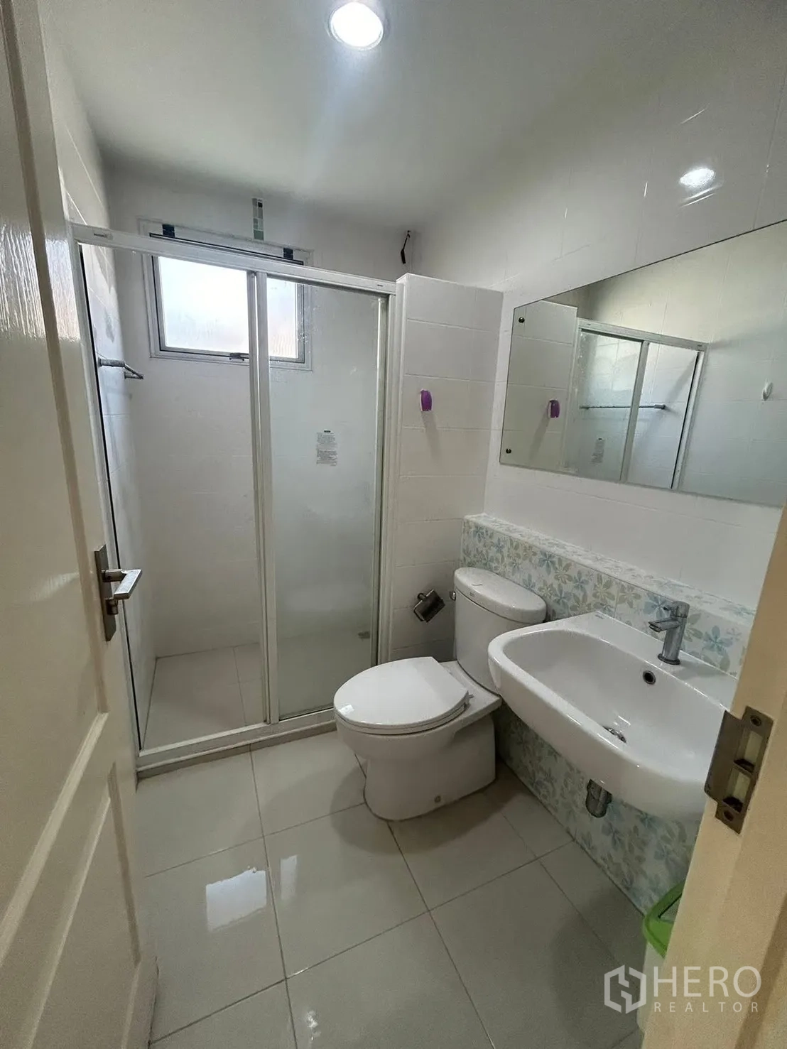 独栋房屋 for rent in Bang Na, Bangkok - 紧凑浴室，带玻璃淋浴间、马桶与墙面镜子。