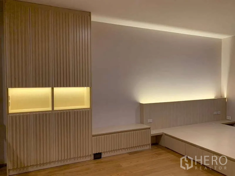 ทาวน์เฮาส์ ให้เช่าหรือขายในSaphan Sung, Bangkok - หัวเตียงมีไฟซ่อน ตู้บิวท์อิน และฐานเตียงยกพื้น