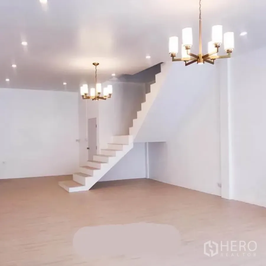 带办公室的家 出租或出售在Phra Khanong, Bangkok - 明亮的开放式空间，配有悬浮楼梯和现代吊灯的翻新住办两用房。