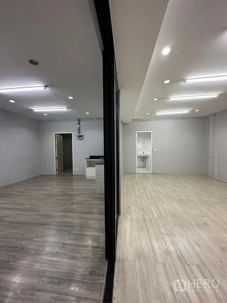 พื้นที่ขายปลีก ให้เช่าในKhlong Toei, Bangkok - มุมมองผ่านผนังกระจก เห็นสองโซน ไฟ LED เพดาน และอ่างล้างมือแยก