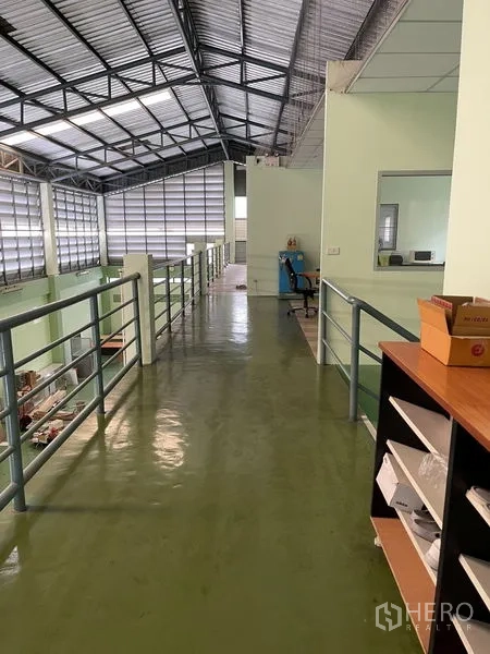 货栈 出租在Khan Na Yao, Bangkok - 夹层走道配金属护栏，可俯瞰主要生产与仓储区域。