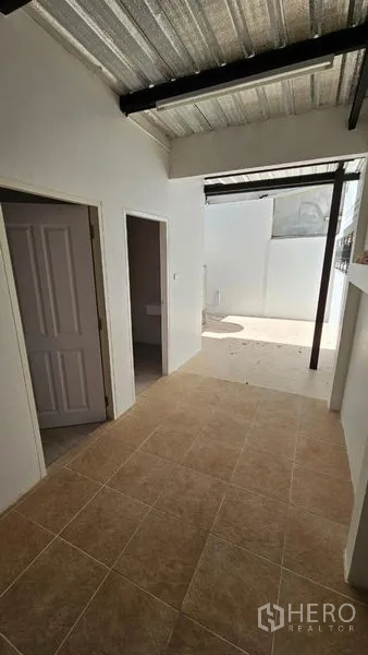 สำนักงานที่บ้าน ให้เช่าในBang Na, Bangkok - โถงกึ่งเอาต์ดอร์เชื่อมต่อสู่ลานด้านหลัง มีหลังคาเมทัลชีท