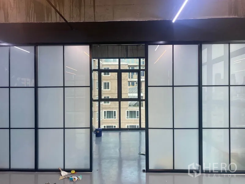 สำนักงาน ให้เช่าในKhlong Toei, Bangkok - ฉากกั้นกระจกฝ้าแบบเลื่อน แบ่งพื้นที่ทำงานเป็นห้องประชุม มองออกไปเห็นหน้าต่างวิวเมือง.