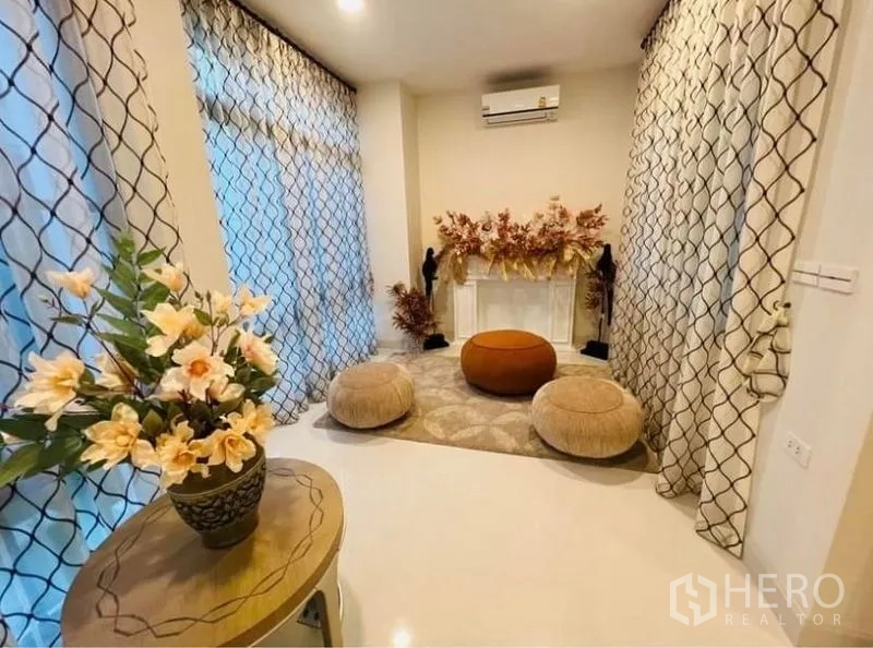 Detached House for rent or sale in Saphan Sung, Bangkok - Intimate reading corner with floor cushions and a decorative mantle.