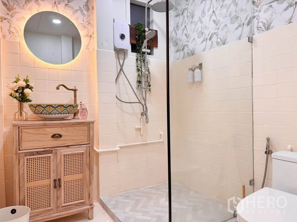 บ้าน ให้เช่าในHuai Khwang, Bangkok - ห้องน้ำสไตล์อบอุ่นพร้อมเคาน์เตอร์ซิงก์และฝักบัวแบบวอล์กอิน.