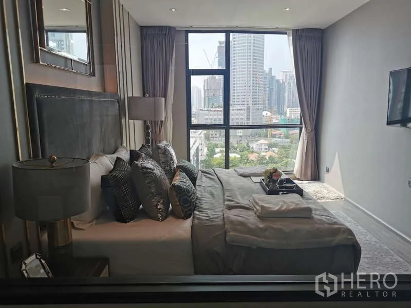 คอนโด ให้เช่าหรือขายในWatthana, Bangkok - ห้องนอนพร้อมหน้าต่างเต็มผนังชมวิวสกายไลน์เอกมัย