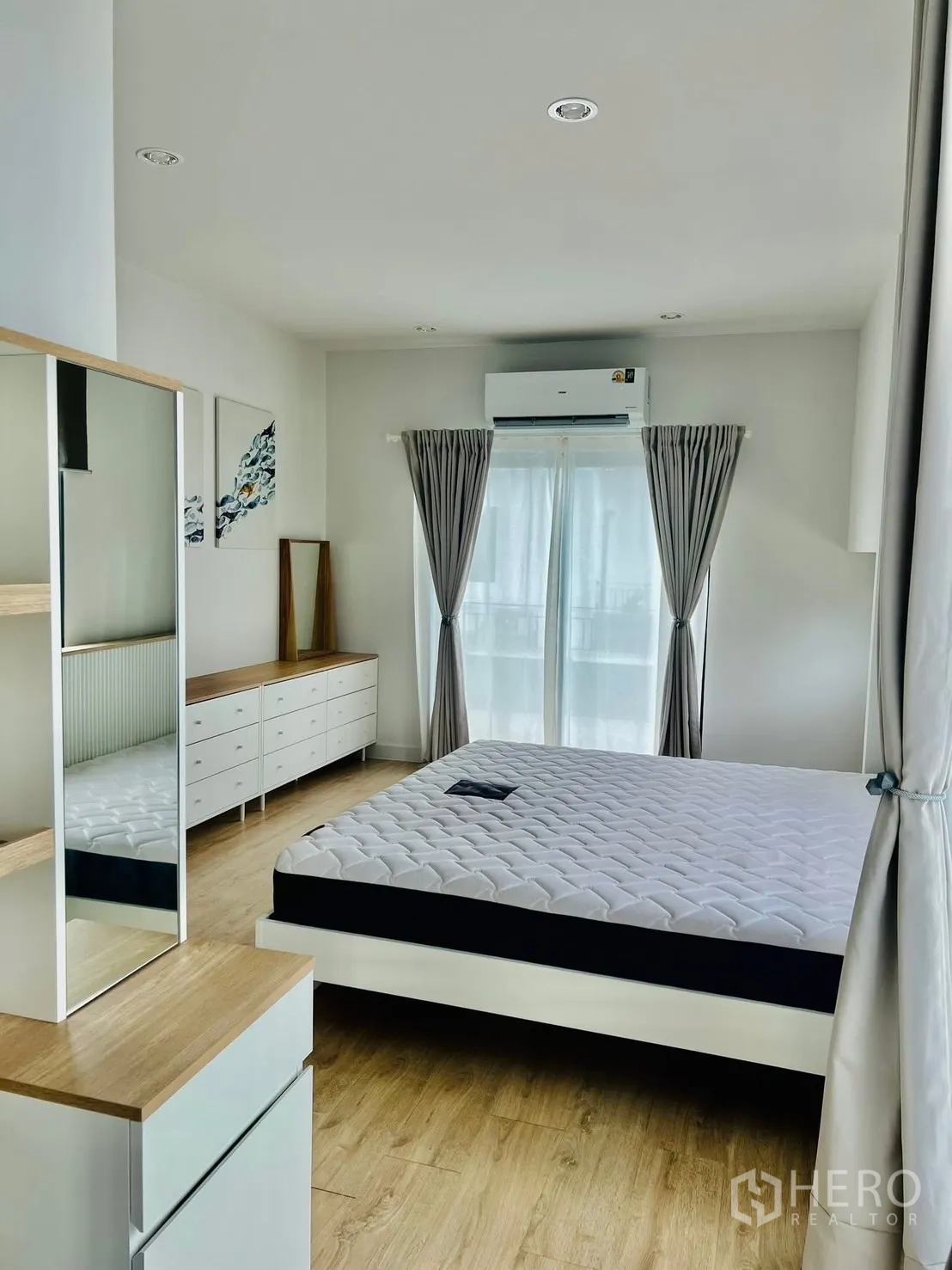 บ้าน ให้เช่าในBang Sao Thong, Samut Prakan - ห้องนอนหลัก เตียงคิง ตู้ลิ้นชัก ประตูกระจกระเบียง และเครื่องปรับอากาศ