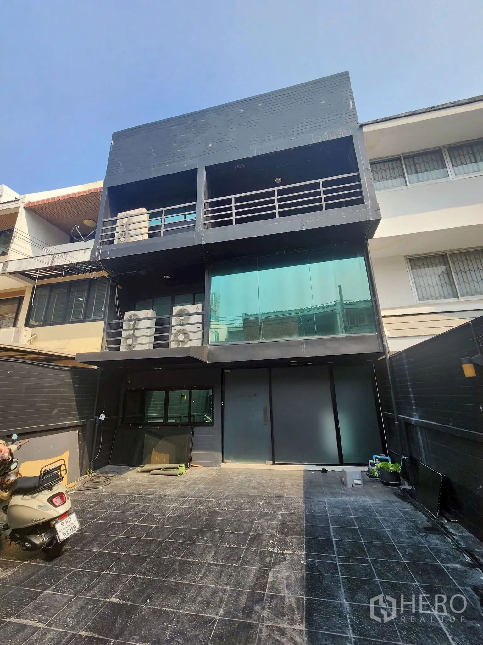 โฮมออฟฟิศ for rent in Khlong Toei, Bangkok - ด้านหน้าอาคารโฮมออฟฟิศ 3 ชั้น กรุลุคเข้ม กระจกบานใหญ่ พร้อมลานจอดรถส่วนตัว