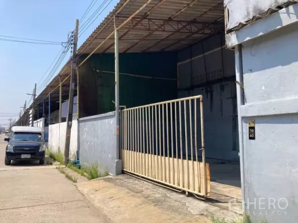工厂 出租在Bang Sao Thong, Samut Prakan - 街景视角的仓库排与大门入口，可临时停车。