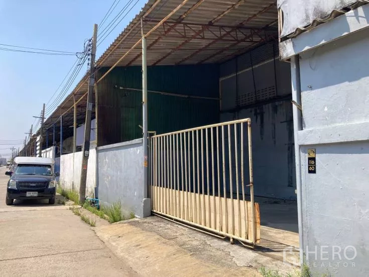 工厂 出租在Bang Sao Thong, Samut Prakan - 街景视角的仓库排与大门入口，可临时停车。