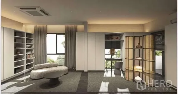 ทาวน์เฮาส์ ให้เช่าในSuan Luang, Bangkok - ห้องนั่งเล่นโล่งโปร่ง พร้อมชั้นวางของ โซฟาโค้ง และหน้าต่างเต็มผนังมองเห็นสวน