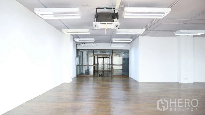 สำนักงาน ให้เช่า - พื้นที่เปิดโล่งหันสู่ห้องประชุมกั้นกระจก พร้อมแอร์แขวนและแสงสว่างทั่วถึง