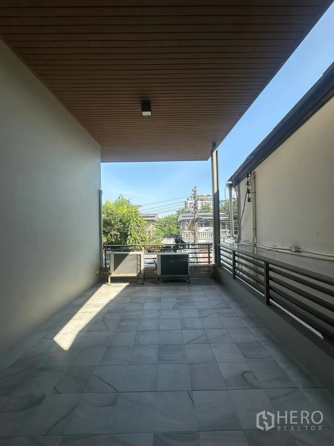 บ้าน for rent in Watthana, Bangkok - ระเบียงชั้นบนแบบมีหลังคา พื้นกระเบื้อง ราวกันตก และคอมเพรสเซอร์แอร์