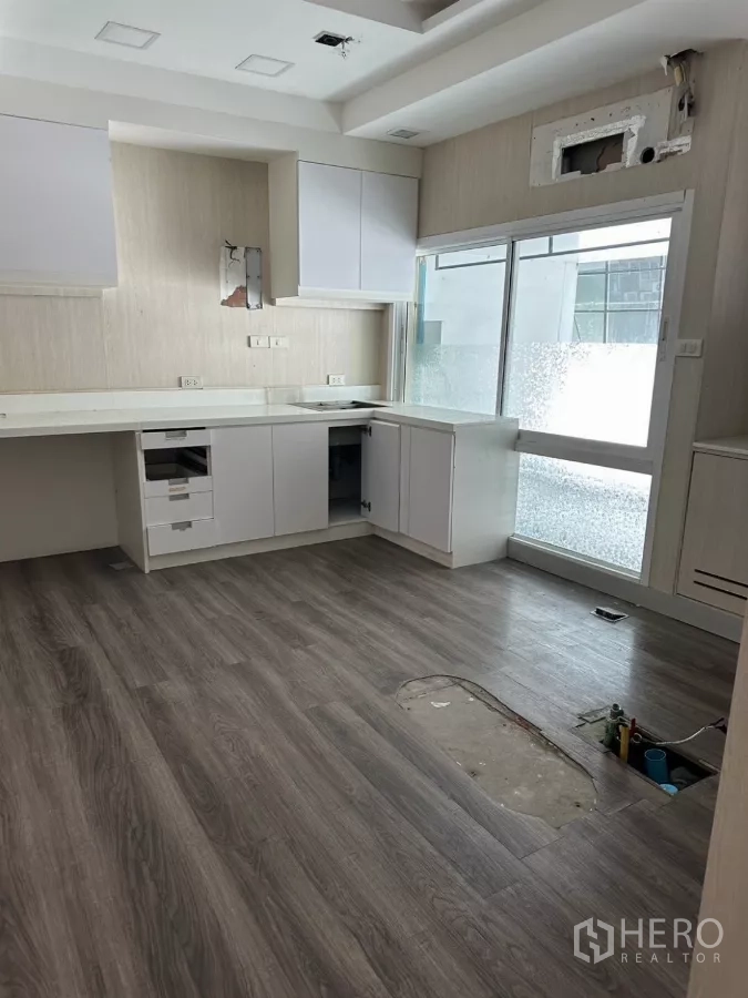 อาคารพาณิชย์ ขายในWatthana, Bangkok - แพนทรีรูปตัวแอลติดประตูกระจกบานเลื่อน พื้นลายไม้ กำลังปรับปรุง.