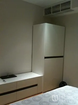 公寓 出租或出售在Khlong Toei, Bangkok - 卧室一角，内置柜体、台面与隐藏空调出风口。