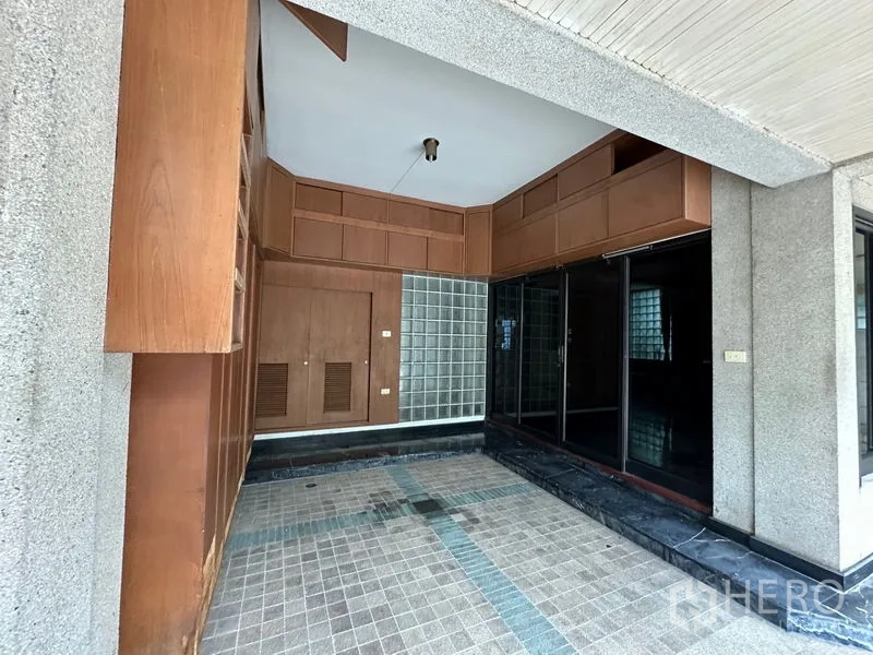 ทาวน์เฮาส์ ให้เช่าในKhlong Toei, Bangkok - โถงทางเข้าพร้อมตู้บิวท์อินไม้ ผนังกระจกบล็อก และประตูกระจกบานเลื่อน