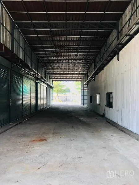 คลังสินค้า ให้เช่าในPathum Thani - อุโมงค์โหลดสินค้าคลุมหลังคา เชื่อมลานด้านหน้าเข้าพื้นที่ภายใน โครงหลังคาสูง