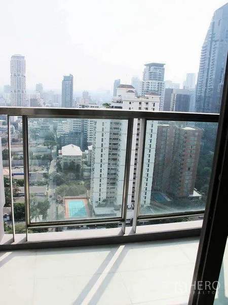 คอนโด ให้เช่าหรือขายในWatthana, Bangkok - ระเบียงราวกระจก มองเห็นวิวตึกสูงย่านสุขุมวิท