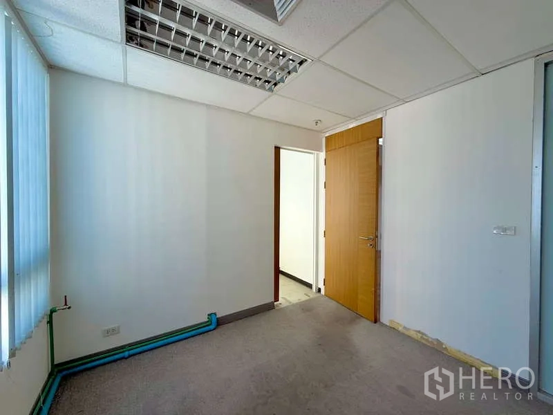 办公空间 出租在Chatuchak, Bangkok - 小型办公室，设窗户与沿墙管线