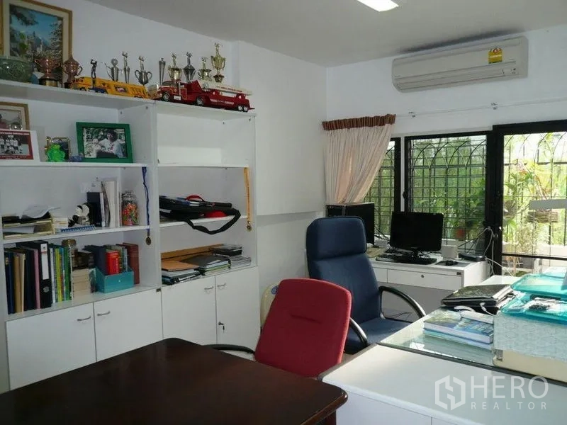 Detached House for rent in Bang Kapi, Bangkok - Home office with built-in shelves, desks and garden-view windows.