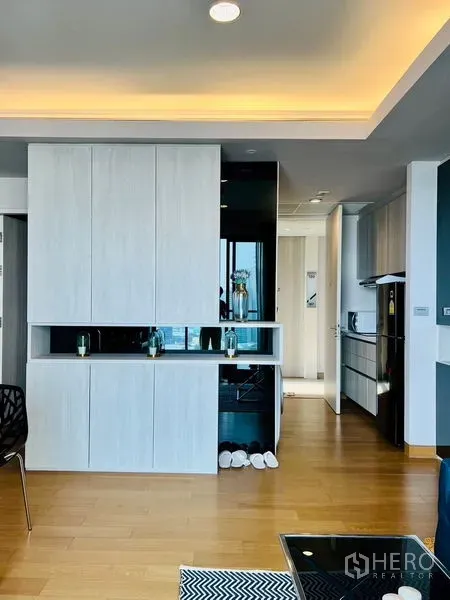 คอนโด ให้เช่า - ทางเข้าพร้อมตู้เก็บของลายไม้ ชั้นวางบิลท์อิน และไฟดาวน์ไลท์ติดกับโซนครัว