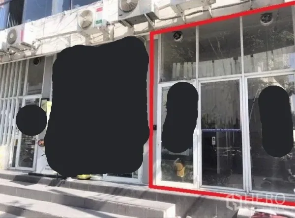 零售空间 出租在Phaya Thai, Bangkok - 一层临街玻璃门面的商铺，红线标示铺位位置。