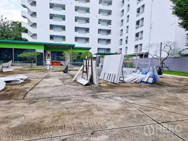 คลังสินค้า ให้เช่าในBang Kapi, Bangkok - ลานด้านหน้าโอ่โถงสำหรับจอดรถและขนถ่ายสินค้า มีพื้นที่สวนและอาคารข้างเคียง