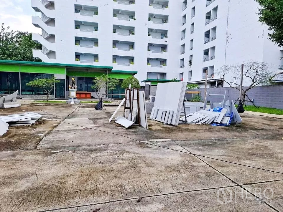 คลังสินค้า ให้เช่าในBang Kapi, Bangkok - ลานด้านหน้าโอ่โถงสำหรับจอดรถและขนถ่ายสินค้า มีพื้นที่สวนและอาคารข้างเคียง