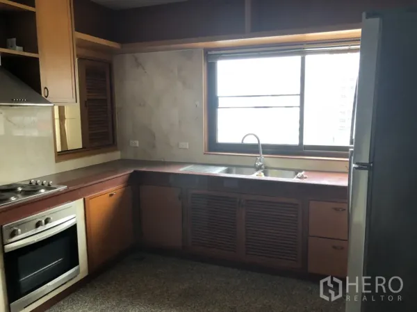 房间 出租在Bang Rak, Bangkok - 独立L形厨房，配烤箱、抽油烟机、电炉、双水槽与大窗