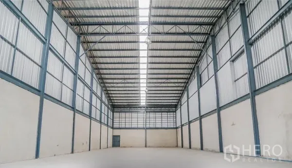 คลังสินค้า ให้เช่าในMueang Samut Prakan, Samut Prakan - ช่วงโกดังยาวไร้เสากลาง มีสกายไลท์สันหลังคา คานเหล็ก ผนังสูง และพื้นเรียบ เหมาะเก็บสินค้า/งานไลท์อุตสาหกรรม