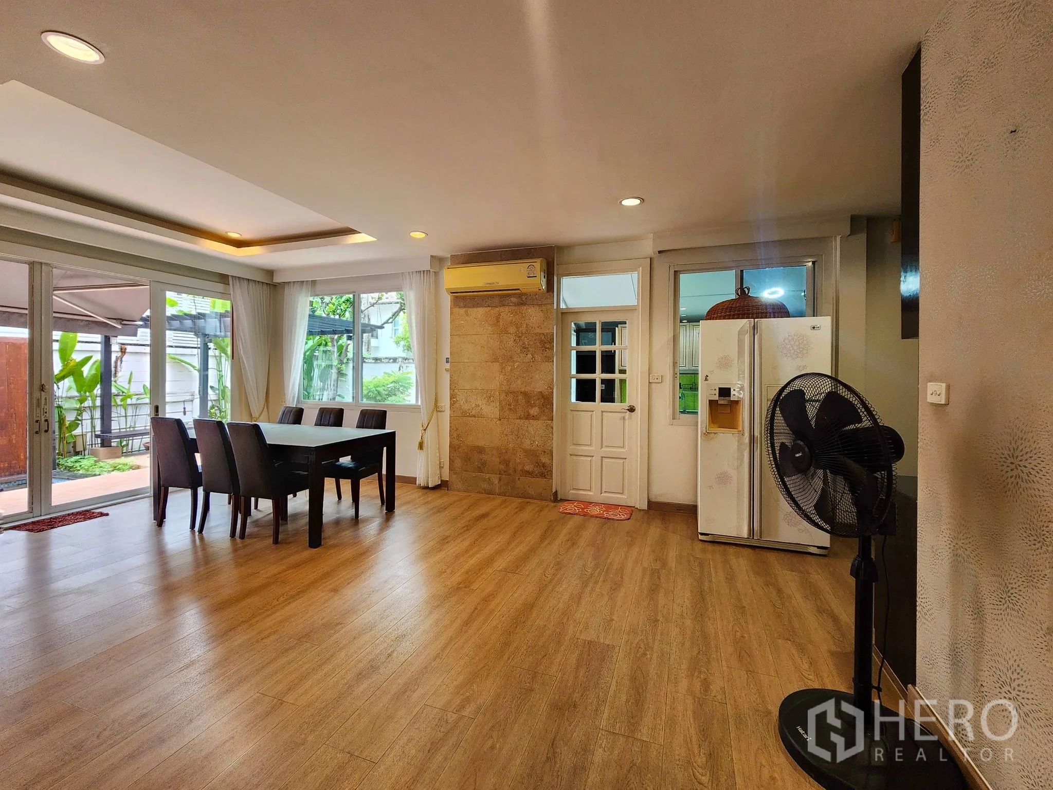 独立式住宅 出租在Bang Kapi, Bangkok - 餐厅推拉玻璃门通向露台与花园。