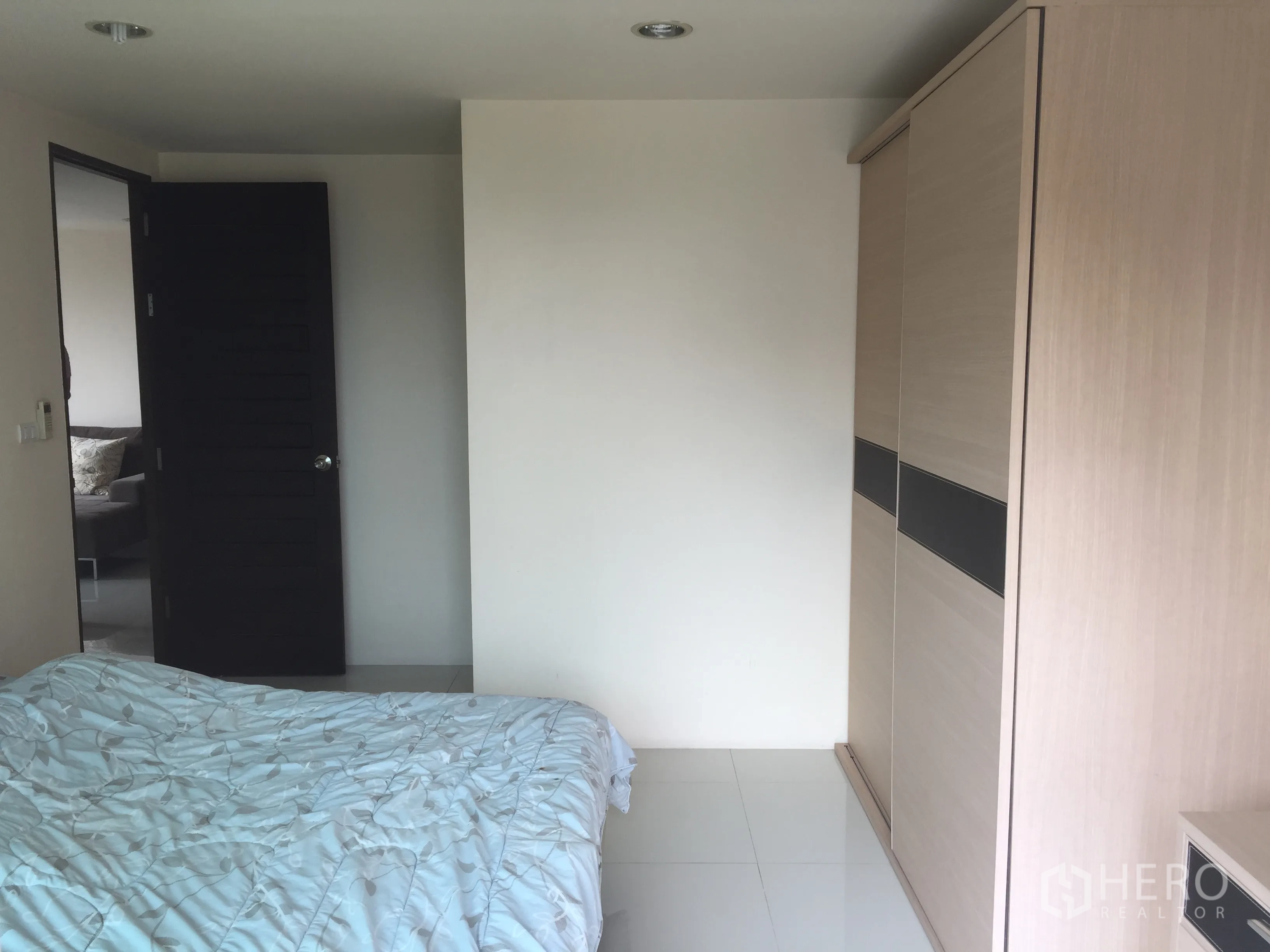 คอนโด ให้เช่าหรือขายในWatthana, Bangkok - ห้องนอนที่สองพร้อมตู้เสื้อไม้สีอ่อนและพื้นกระเบื้องเงา