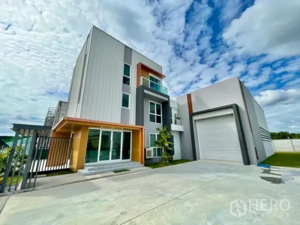 คลังสินค้า ขายในLam Luk Ka, Pathum Thani - มุมมองทางเข้าอาคารสำนักงานติดโกดัง ลานจอดรถคอนกรีตกว้าง