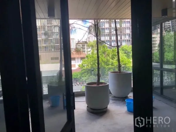 零售空间 出租在Khlong Toei, Bangkok - 带大花盆的半露台，俯瞰城市景观，靠近BTS Phrom Phong。