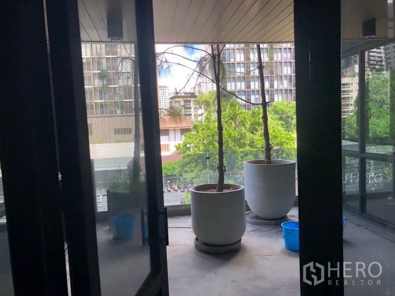 零售空间 出租在Khlong Toei, Bangkok - 带大花盆的半露台，俯瞰城市景观，靠近BTS Phrom Phong。