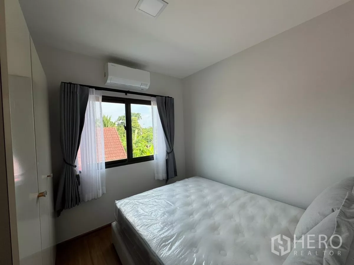 ทาวน์เฮาส์ ให้เช่าในBang Phli, Samut Prakan - ห้องนอนแขก มีหน้าต่าง แอร์ และวิวต้นไม้