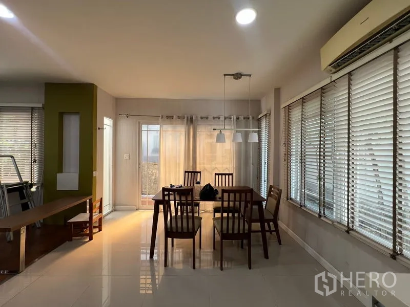 บ้าน ให้เช่าในBang Kapi, Bangkok - มุมห้องรับประทานอาหาร หน้าต่างบานใหญ่และประตูกระจกสไลด์สู่ชานบ้าน