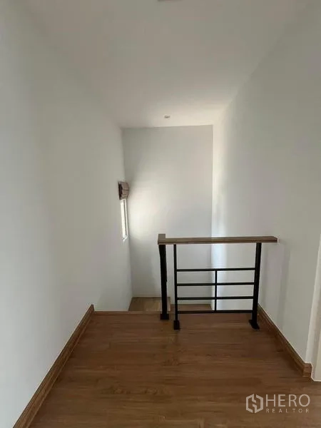 Detached House for rent in Bang Phli, Samut Prakan - Upper landing with wooden floor and simple metal-and-wood railing.