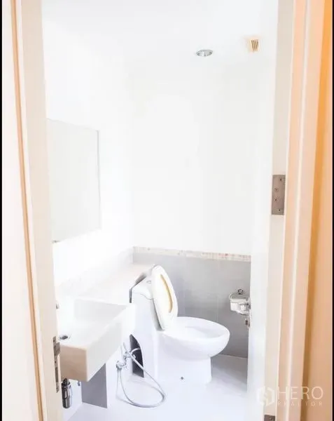 公寓 出租或出售在Phra Khanong, Bangkok - 明亮的客卫，马桶与一体式盥洗台。