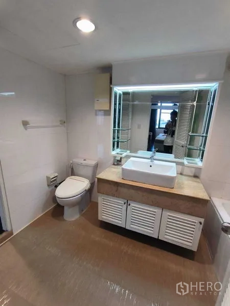 คอนโด ให้เช่าในWatthana, Bangkok - ห้องน้ำกว้าง กระจกมีไฟ อ่างล้างหน้าและโถสุขภัณฑ์