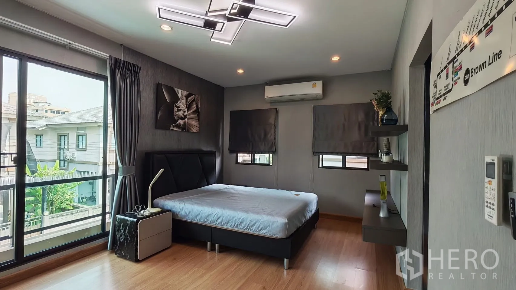 独栋房屋 for rent or sale in Bang Phli, Samut Prakan - 主卧明亮，落地推拉门通阳台，木地板与现代灯具。