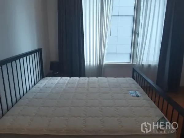 คอนโด ให้เช่าในKhlong Toei, Bangkok - ห้องนอนหลักมีหน้าต่างบานใหญ่ ม่านทึบและม่านโปร่ง พร้อมเตียงควีน