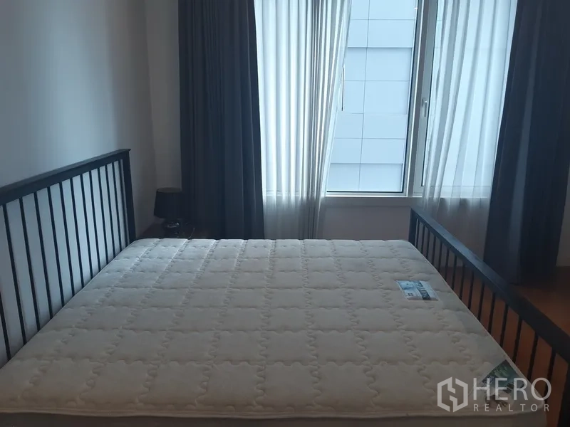 คอนโด ให้เช่าในKhlong Toei, Bangkok - ห้องนอนหลักมีหน้าต่างบานใหญ่ ม่านทึบและม่านโปร่ง พร้อมเตียงควีน